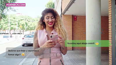 Neištikima žmona ruošiasi stipriai dulkinti savo jauną meilužį, kol jos vyras dirba. Lotynų amerikietė su papais ir dideliu užpakaliu. Venera Afroditė.